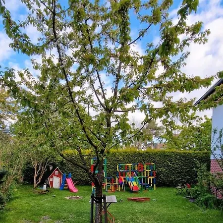 Casa de Férias Geraumiges Ferienhaus Mit 6 Schlafzimmern Und Garten