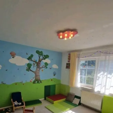 Geraumiges Ferienhaus Mit 6 Schlafzimmern Und Garten Casa de Férias